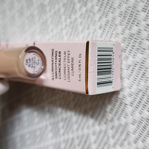 Too Faced Born This Way Ethereal Light Illuminating Smoothing Concealer - Picture 3 of 5
